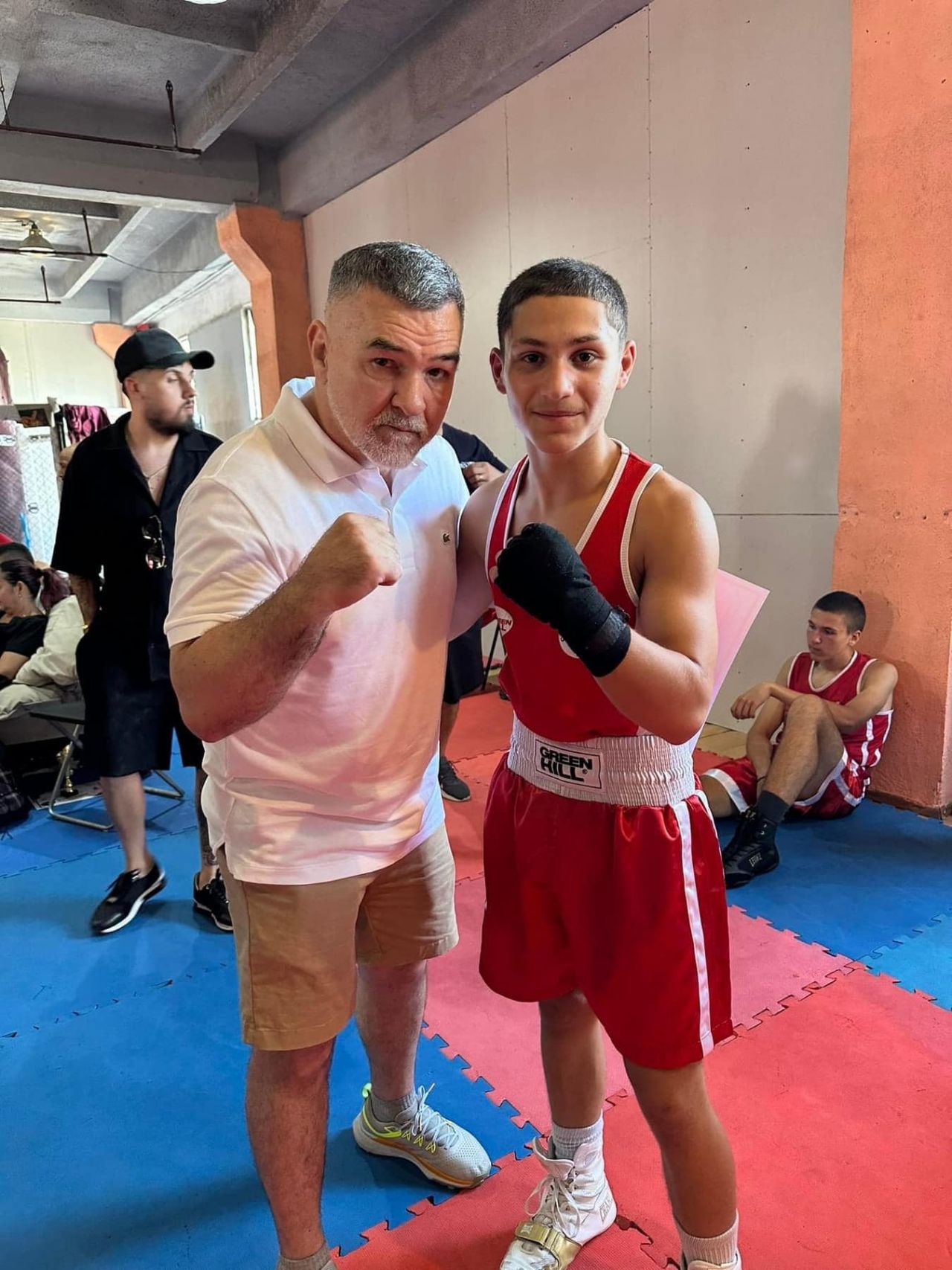 Băieții cu pumni de fier. Cadrele care arată cât de iubit e boxul: Doroftei și alți mari campioni i-au încurajat la