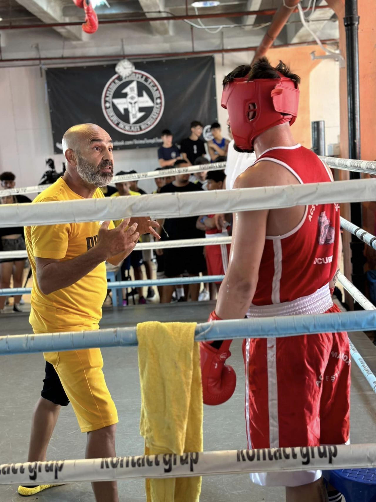 Băieții cu pumni de fier. Cadrele care arată cât de iubit e boxul: Doroftei și alți mari campioni i-au încurajat la