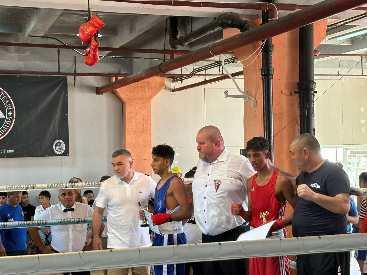 Băieții cu pumni de fier. Cadrele care arată cât de iubit e boxul: Doroftei și alți mari campioni i-au încurajat la 