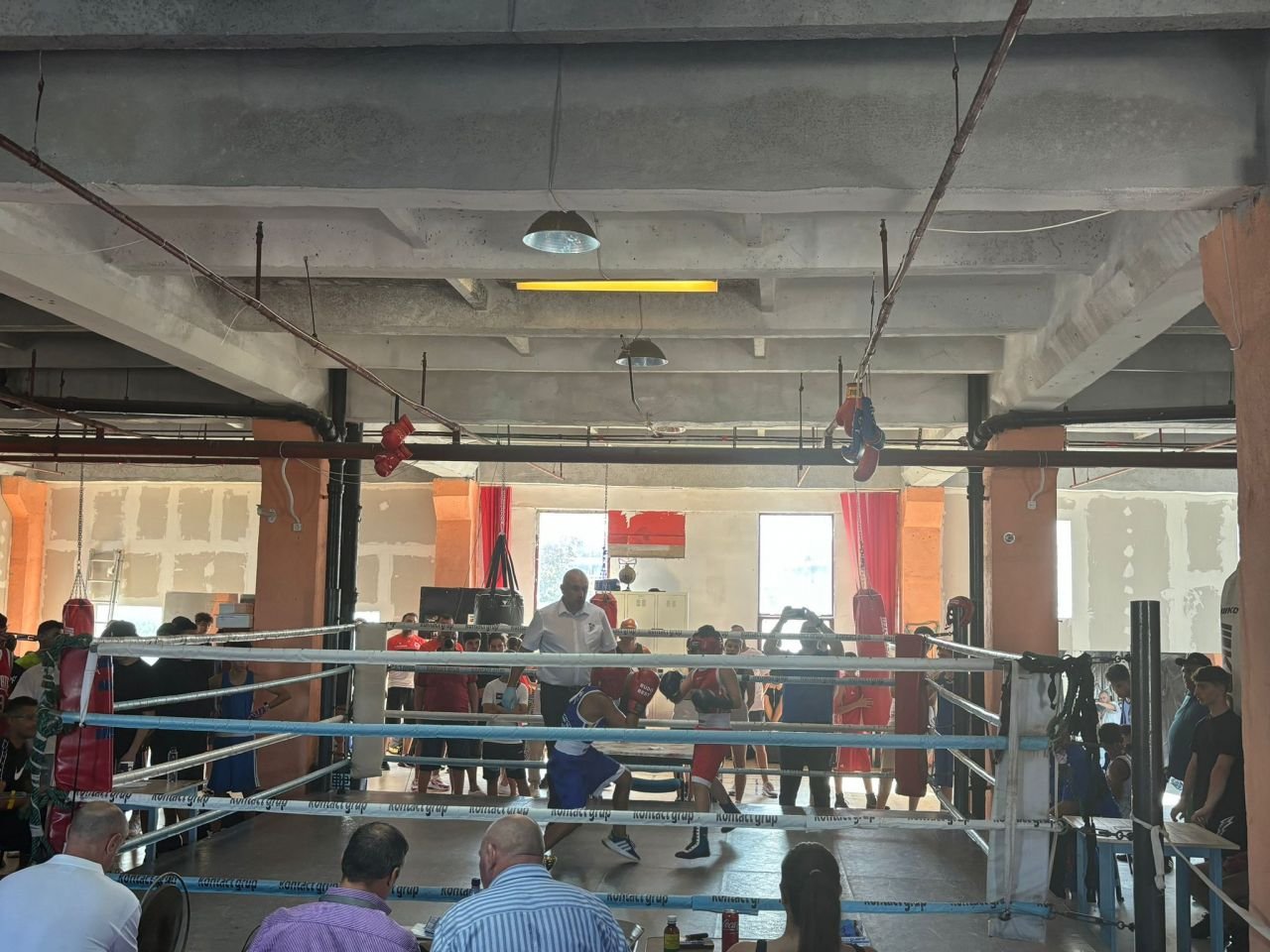 Băieții cu pumni de fier. Cadrele care arată cât de iubit e boxul: Doroftei și alți mari campioni i-au încurajat la 
