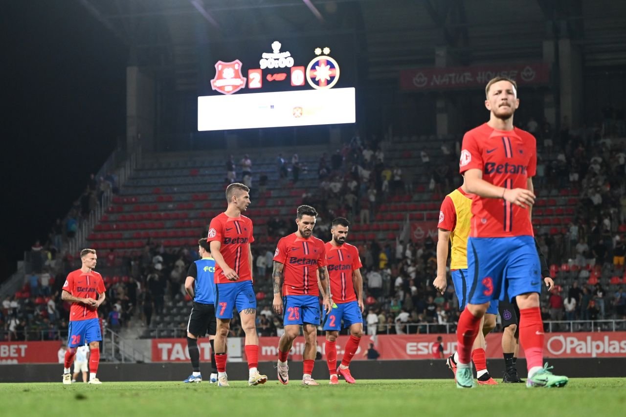 Jucătorii lui Charalambous, băgați &icirc;n ședință de fani! Ce au scandat suporterii FCSB la finalul meciului cu Hermannstadt