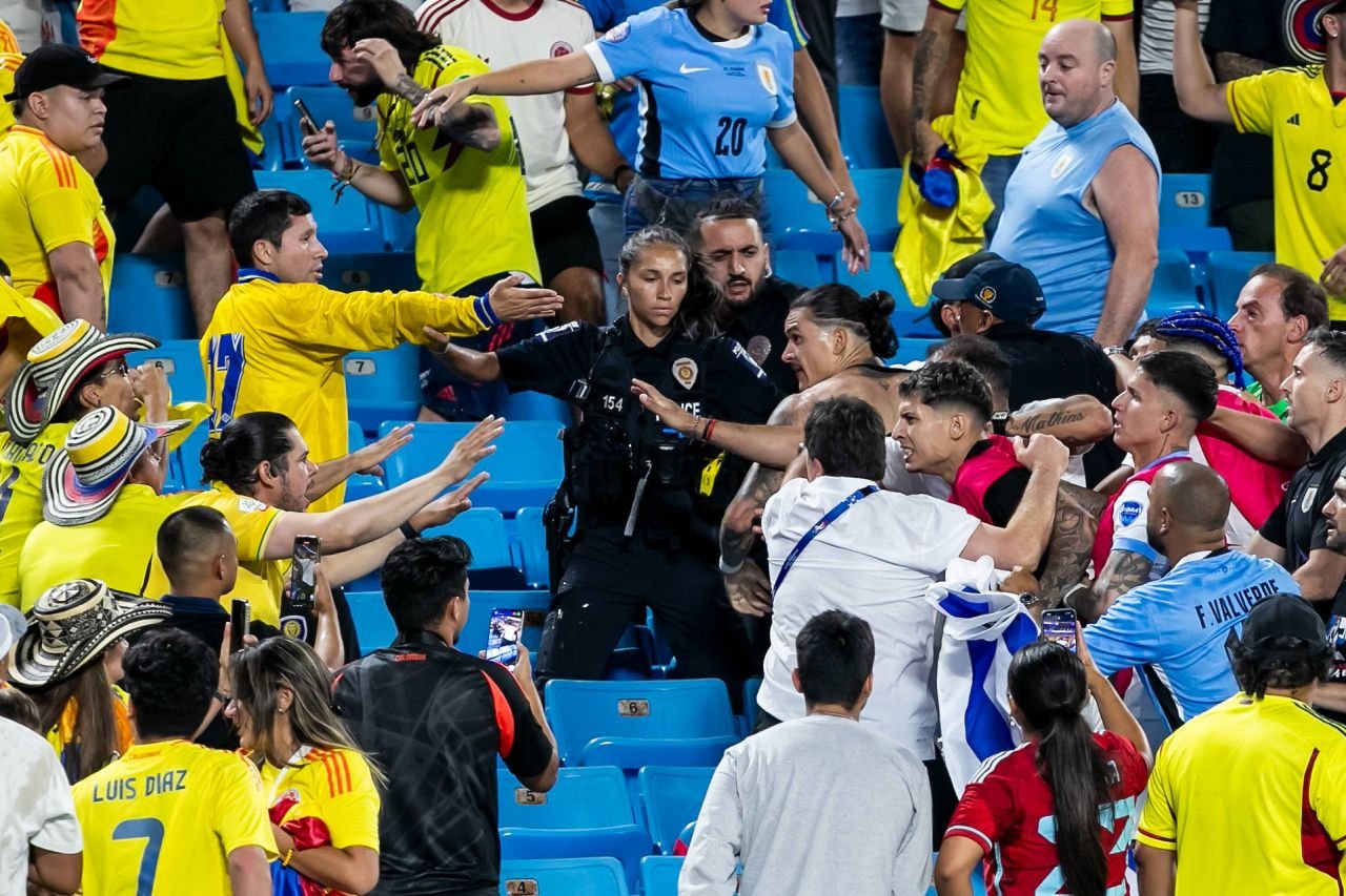 Sancțiunea primită de Darwin Nunez, după ce s-a bătut cu suporterii. Verdict dur împotriva atacantului de la Liverpool_2