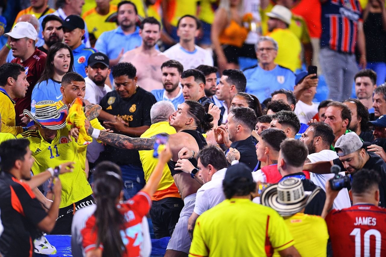 Sancțiunea primită de Darwin Nunez, după ce s-a bătut cu suporterii. Verdict dur împotriva atacantului de la Liverpool_3