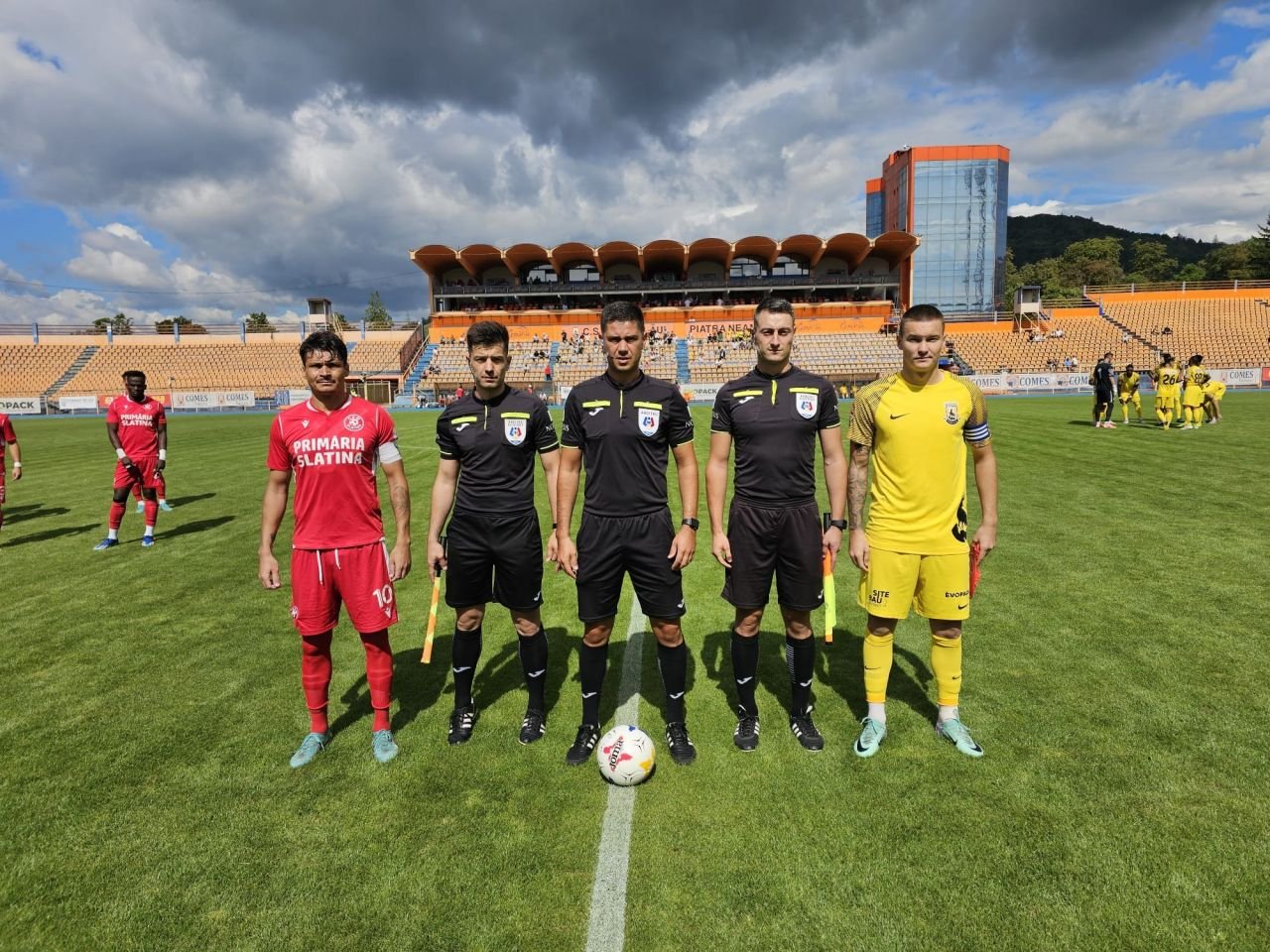 A debutat în Liga 1 acum 18 ani, a jucat la Rapid și acum este golgheterul Ligii 2! ”Va rămâne în staff-ul nostru după retragere”_3