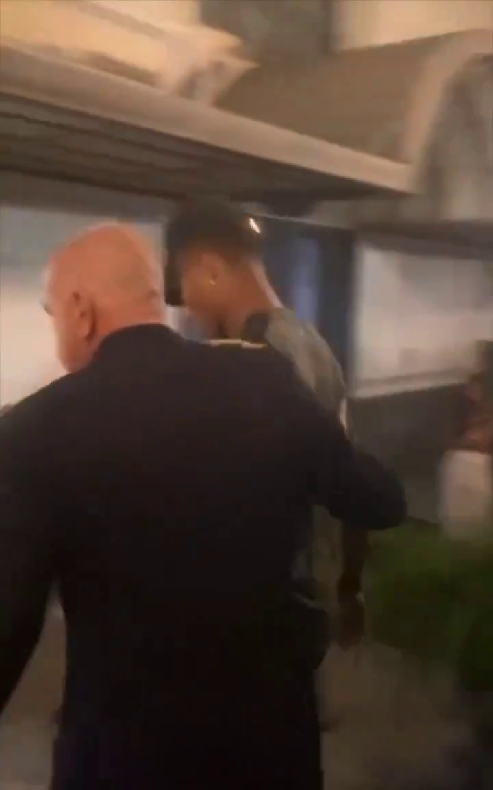 Le-a stricat seara lui Mihăila și Dennis Man iar după meci a fost jefuit și amenințat cu pistolul! Ce s-a întâmplat_17
