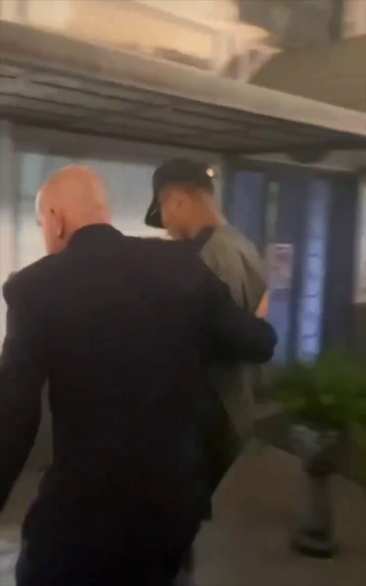 Le-a stricat seara lui Mihăila și Dennis Man iar după meci a fost jefuit și amenințat cu pistolul! Ce s-a întâmplat_18