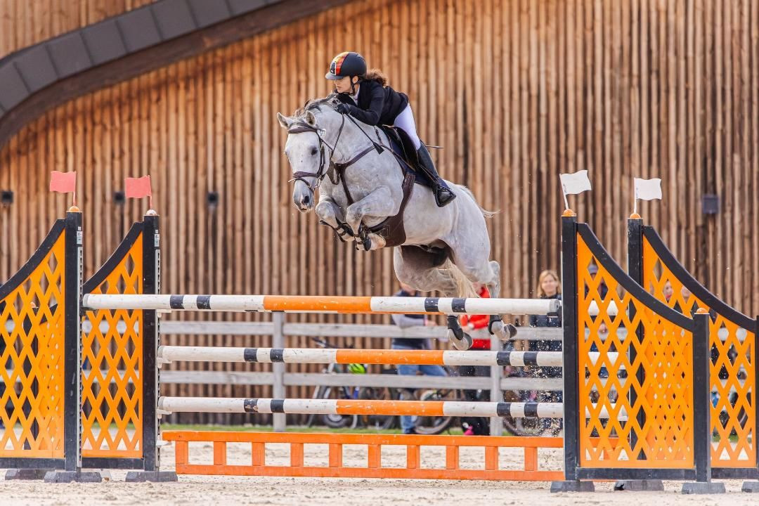 Daria Copos, fiica lui George Copos, e sportivă de performanță. 