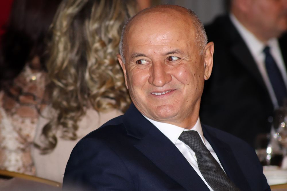 Daria Copos, fiica lui George Copos, e sportivă de performanță. 