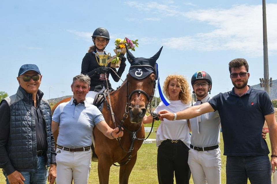 Daria Copos, fiica lui George Copos, e sportivă de performanță. 