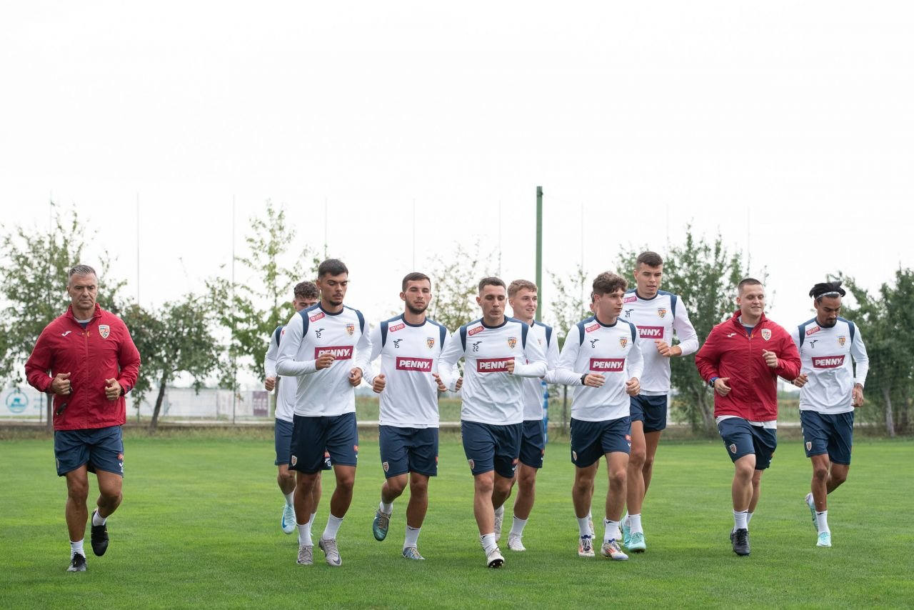Cine transmite Rom&acirc;nia - Muntenegru &icirc;n preliminariile U21 EURO 2025, partidă esențială pentru calificarea la turneul final