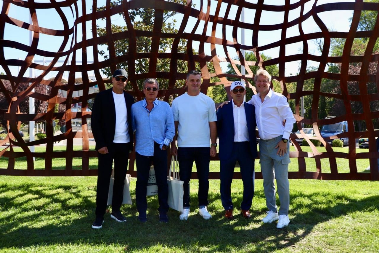 Generația de Aur are acum STATUIE! ”În spatele strălucirii se află multă muncă și sacrificii”_2