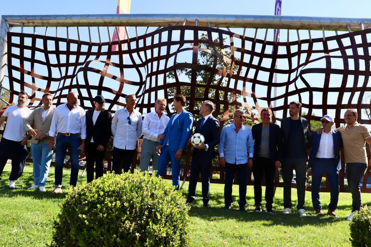 Generația de Aur are acum STATUIE! ”În spatele strălucirii se află multă muncă și sacrificii”_1