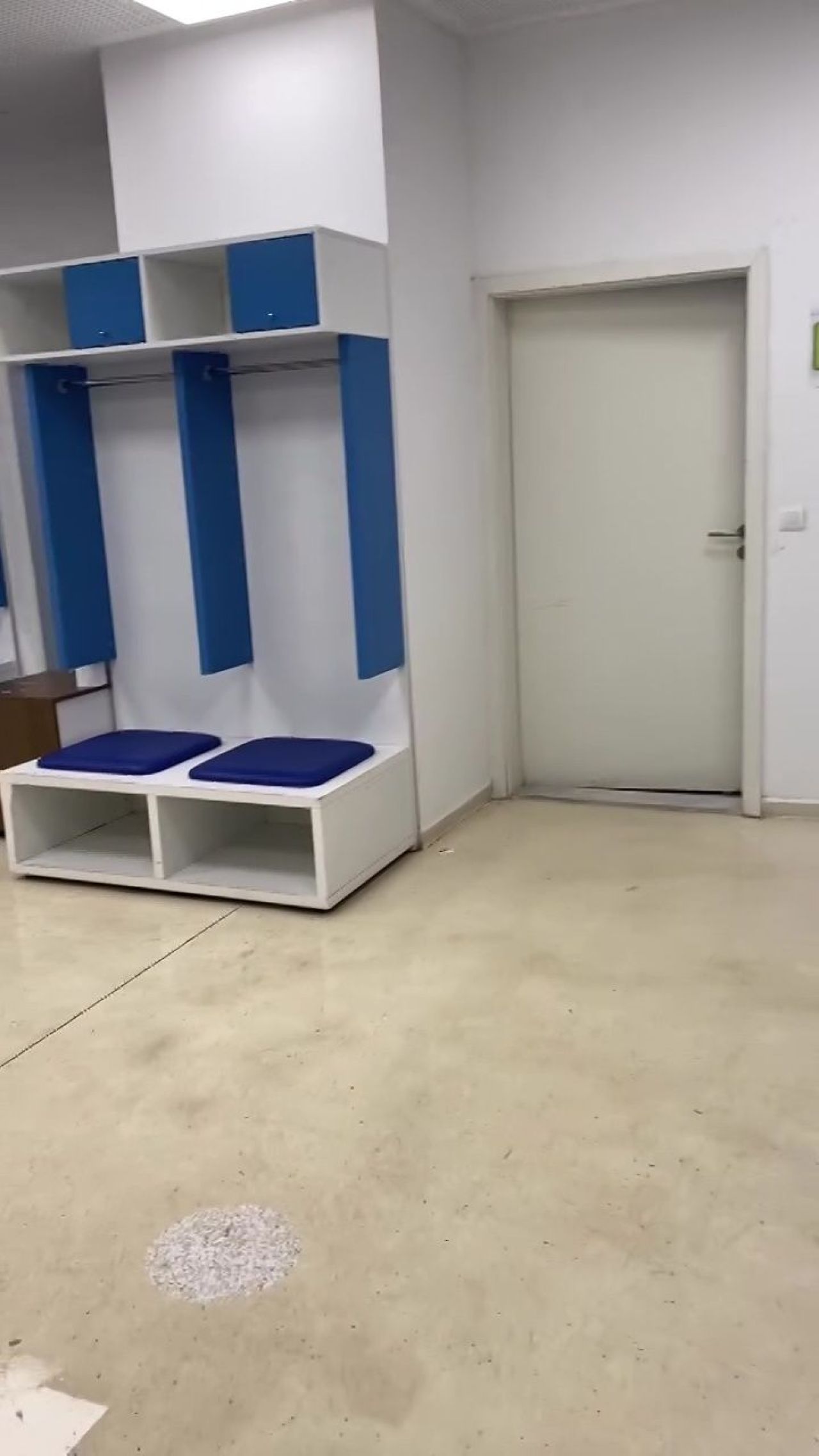 Reacția kosovarilor după ce au văzut cum a lăsat România vestiarul de la Priștina_3