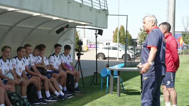 Mircea Lucescu l-a trimis pe Răzvan Marin să discute cu juniorii de la U16: 