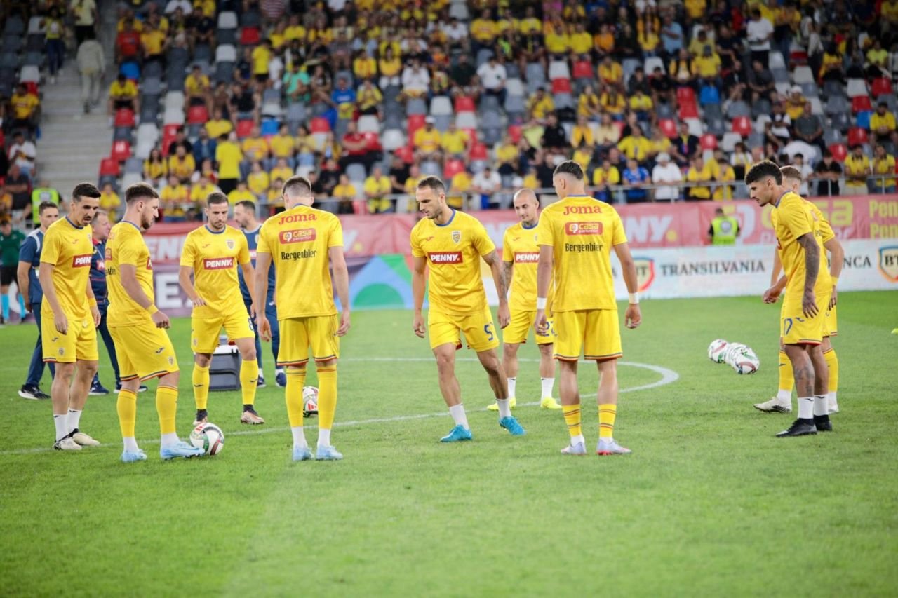 Cum au fost surprinși tricolorii la încălzire înainte de România - Lituania + Mircea Lucescu, gânditor pe bancă_2