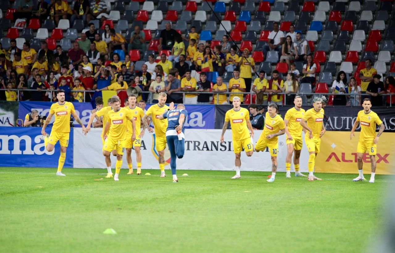 Cum au fost surprinși tricolorii la încălzire înainte de România - Lituania + Mircea Lucescu, gânditor pe bancă_3