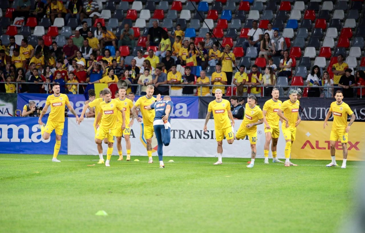 Cum au fost surprinși tricolorii la încălzire înainte de România - Lituania + Mircea Lucescu, gânditor pe bancă_3