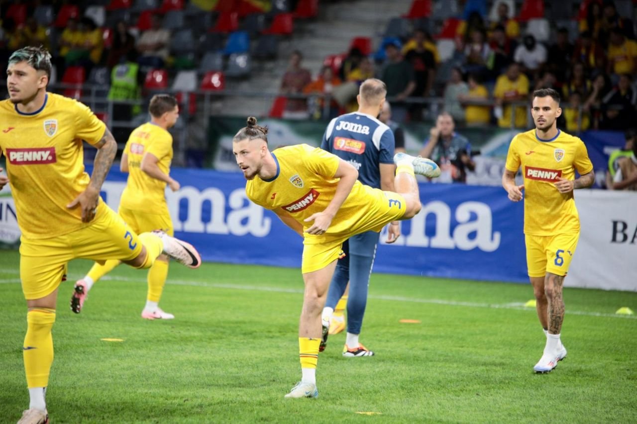 Cum au fost surprinși tricolorii la încălzire înainte de România - Lituania + Mircea Lucescu, gânditor pe bancă_7