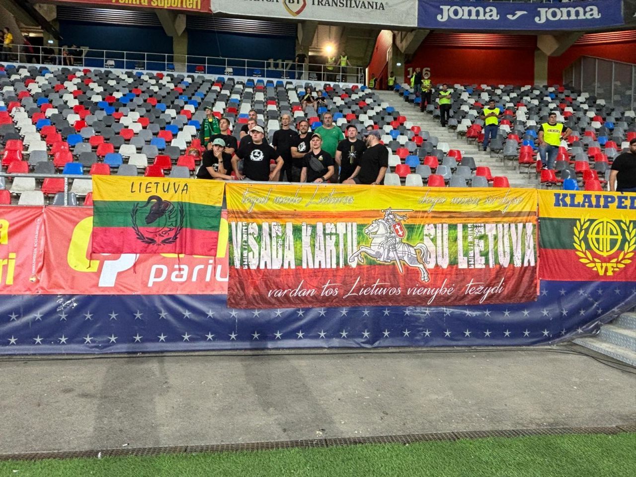 Imagini inedite cu cei 16 suporteri lituanieni prezenți în Ghencea! Ce au făcut adversarii la România - Lituania_2