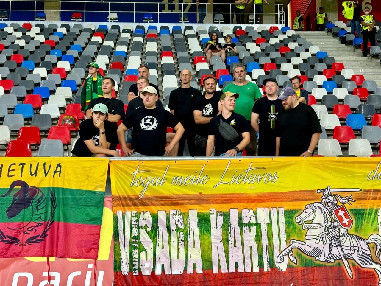Imagini inedite cu cei 16 suporteri lituanieni prezenți în Ghencea! Ce au făcut adversarii la România - Lituania_3
