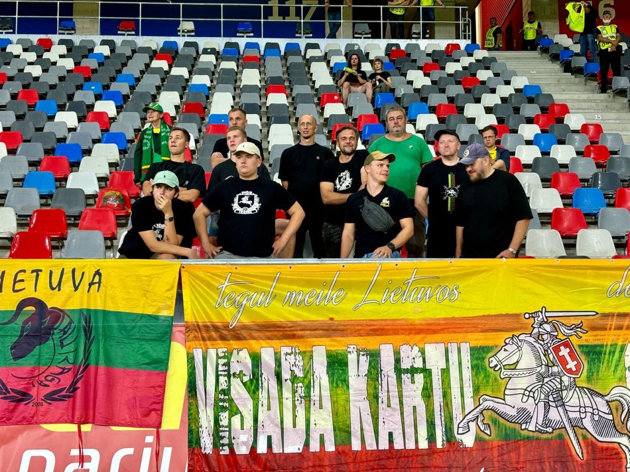 Imagini inedite cu cei 16 suporteri lituanieni prezenți în Ghencea! Ce au făcut adversarii la România - Lituania_3
