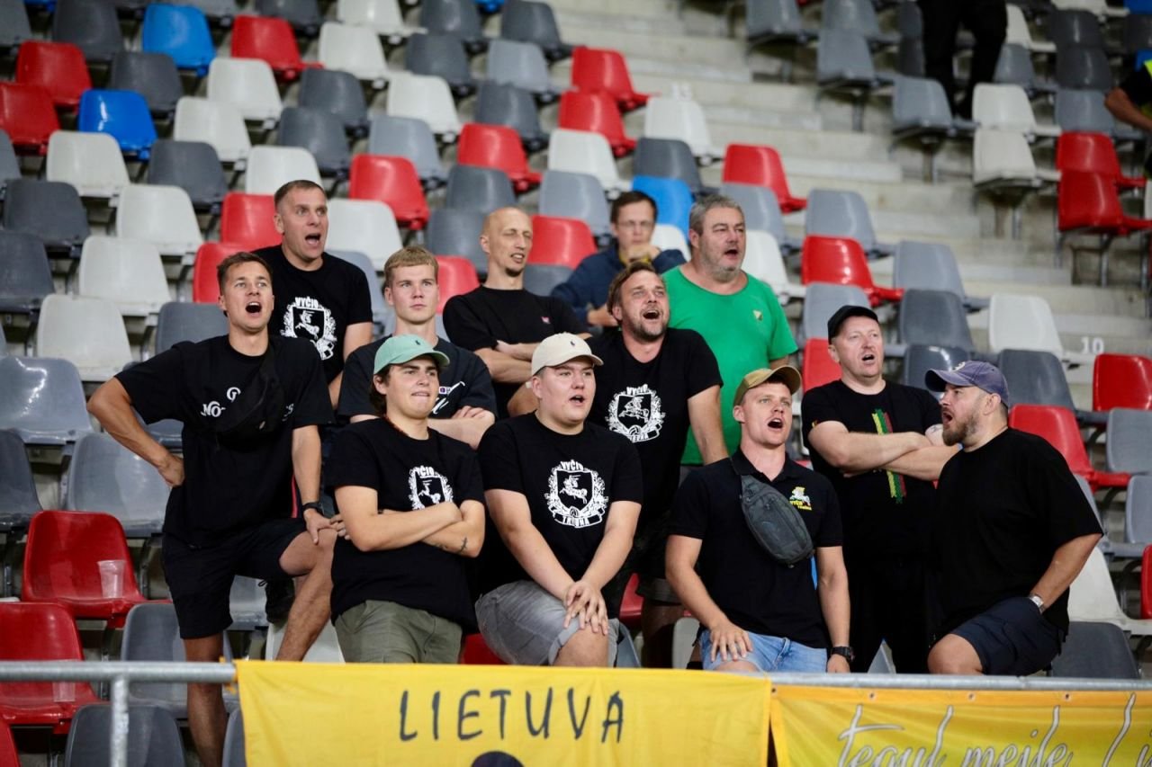 Imagini inedite cu cei 16 suporteri lituanieni prezenți în Ghencea! Ce au făcut adversarii la România - Lituania_6