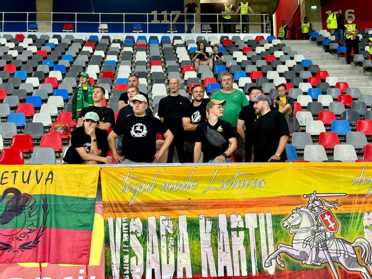 Imagini inedite cu cei 16 suporteri lituanieni prezenți în Ghencea! Ce au făcut adversarii la România - Lituania_7