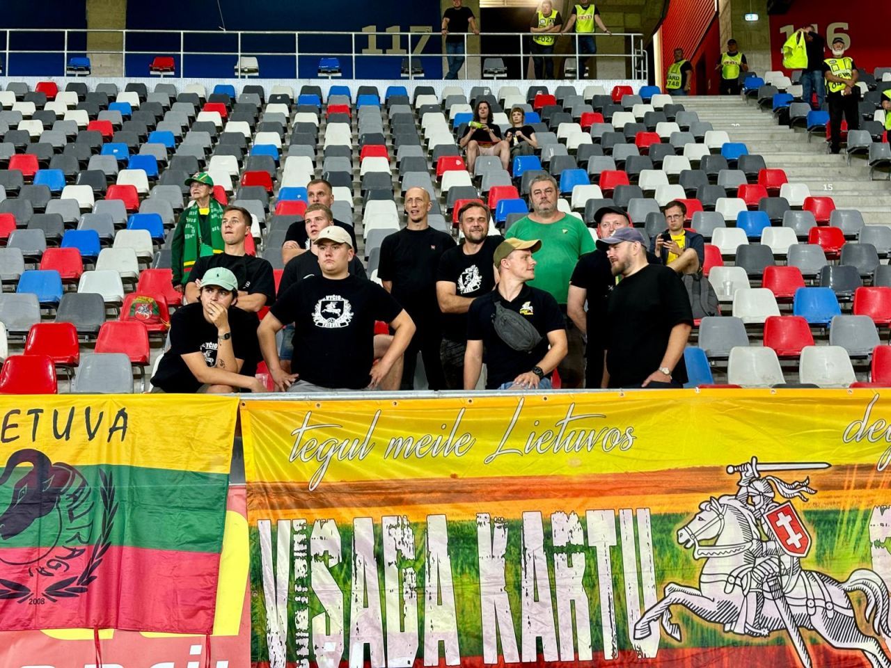 Imagini inedite cu cei 16 suporteri lituanieni prezenți în Ghencea! Ce au făcut adversarii la România - Lituania_7