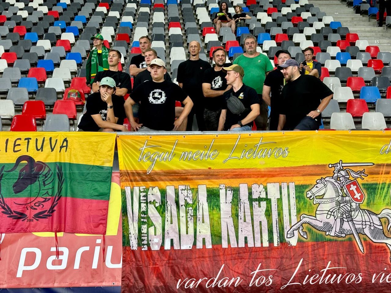 Imagini inedite cu cei 16 suporteri lituanieni prezenți în Ghencea! Ce au făcut adversarii la România - Lituania_8