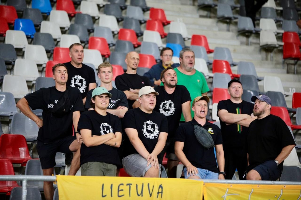 Imagini inedite cu cei 16 suporteri lituanieni prezenți în Ghencea! Ce au făcut adversarii la România - Lituania_11
