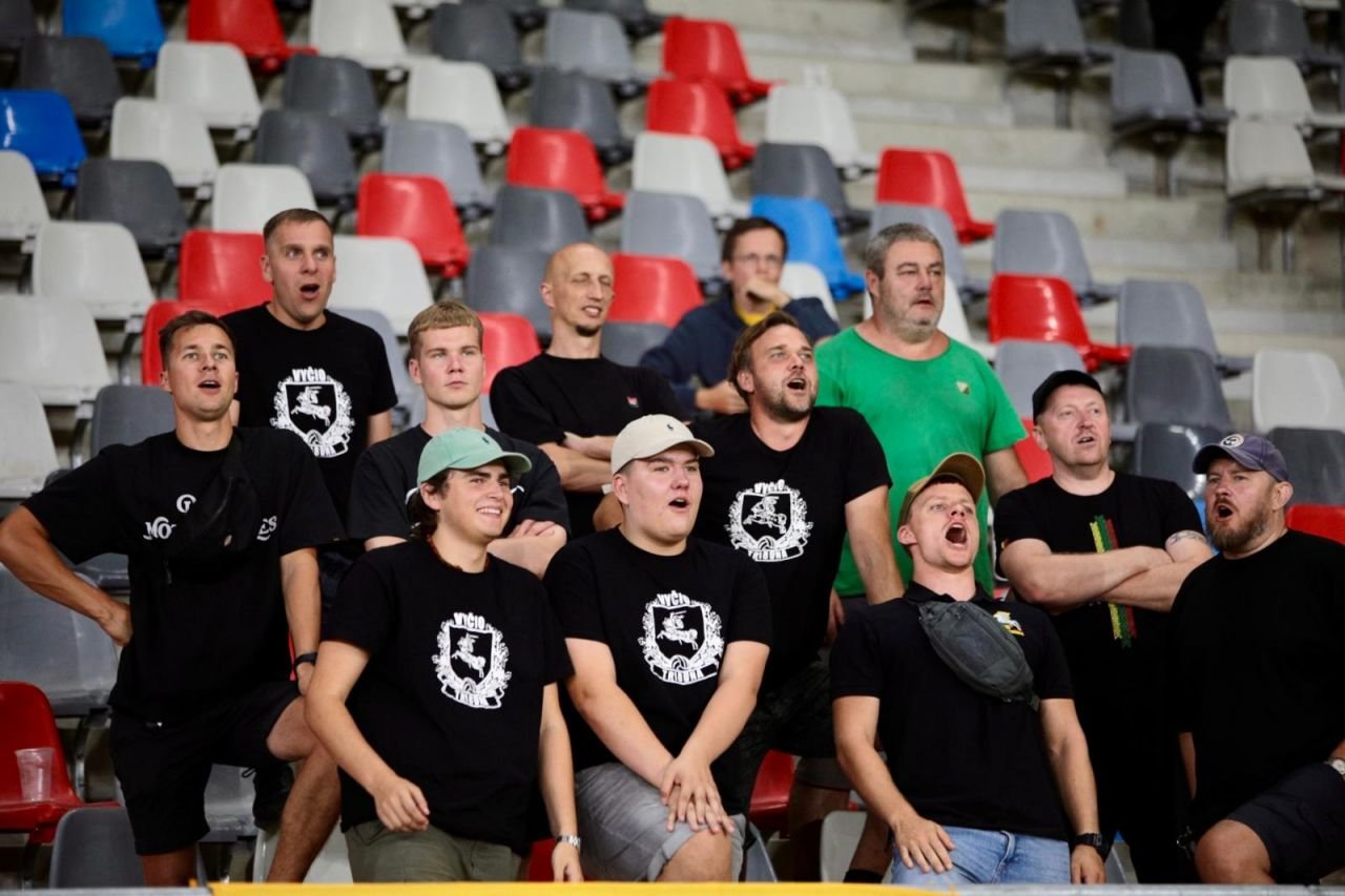 Imagini inedite cu cei 16 suporteri lituanieni prezenți în Ghencea! Ce au făcut adversarii la România - Lituania_13