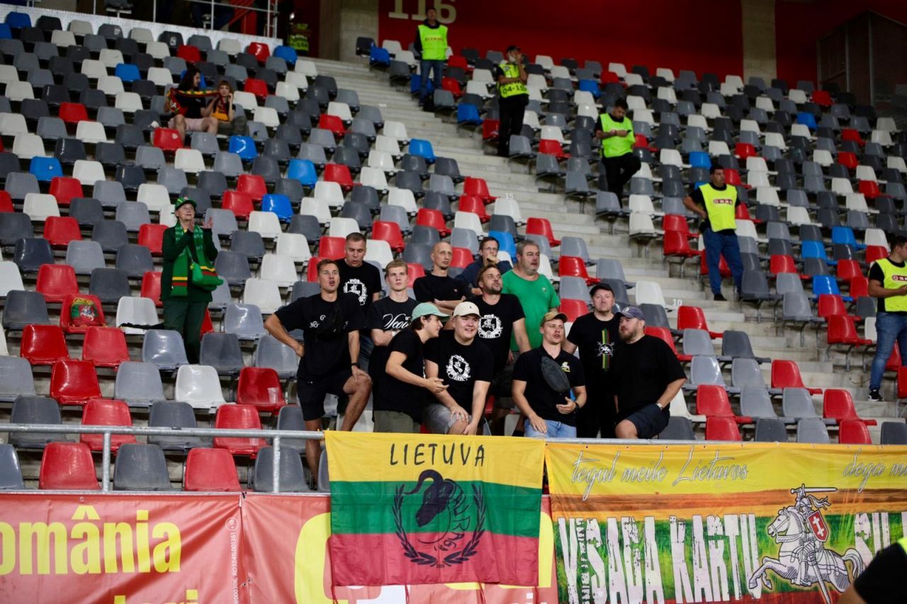Imagini inedite cu cei 16 suporteri lituanieni prezenți în Ghencea! Ce au făcut adversarii la România - Lituania_14