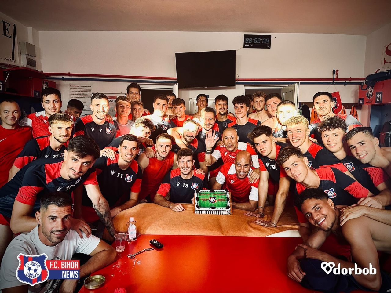 Ce mai face Deniz Giafer la noua echipă. Este coleg în centrul defensivei cu un fost jucător al lui Arsenal și Ajax Amsterdam!_2