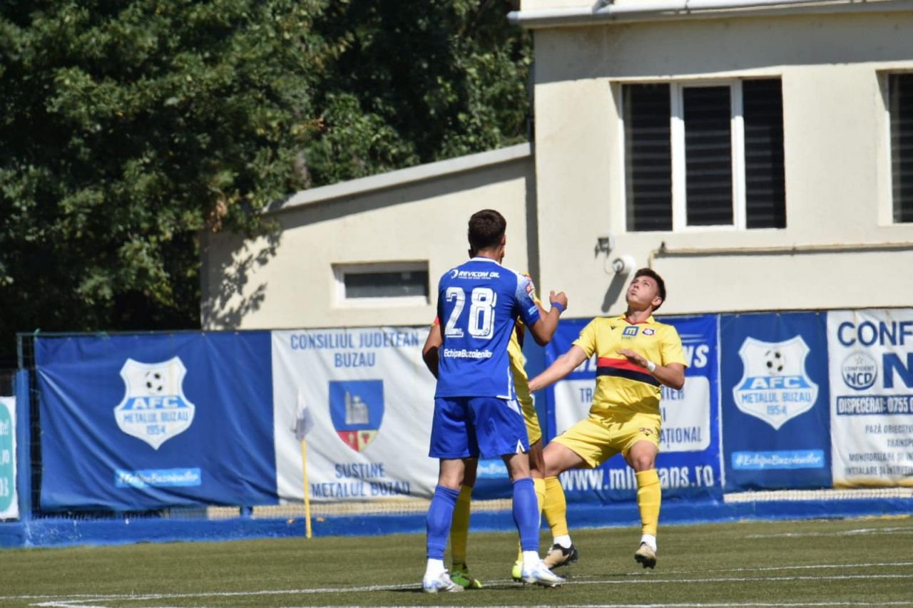 Ce mai face Deniz Giafer la noua echipă. Este coleg în centrul defensivei cu un fost jucător al lui Arsenal și Ajax Amsterdam!_12