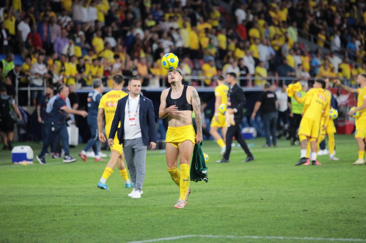 Ghencea, invadată de copii. Ianis Hagi, Virgil Ghiță, Răzvan Marin și Alex Chipciu s-au jucat pe iarbă, după meciul cu Lituania_2