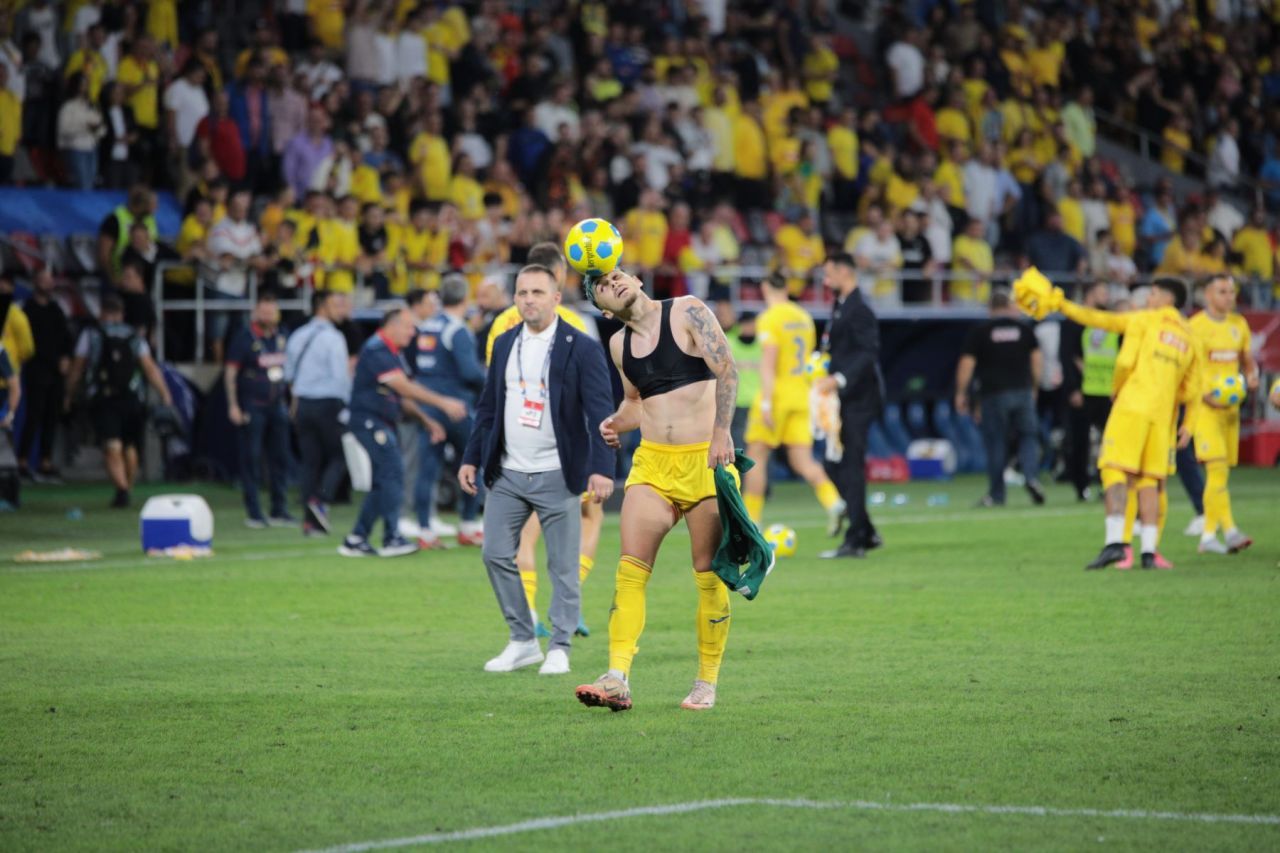 Ghencea, invadată de copii. Ianis Hagi, Virgil Ghiță, Răzvan Marin și Alex Chipciu s-au jucat pe iarbă, după meciul cu Lituania_3