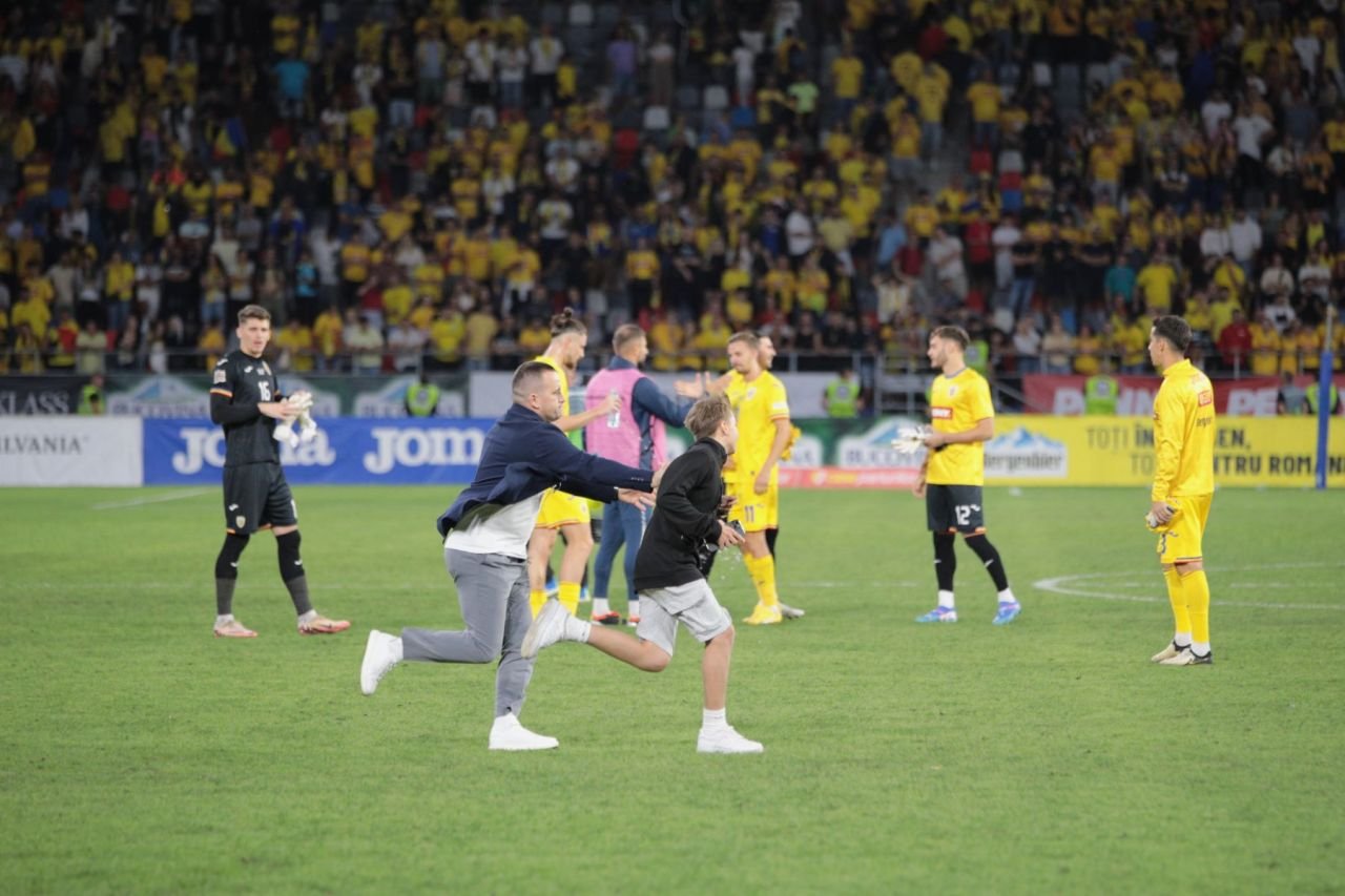 Ghencea, invadată de copii. Ianis Hagi, Virgil Ghiță, Răzvan Marin și Alex Chipciu s-au jucat pe iarbă, după meciul cu Lituania_5