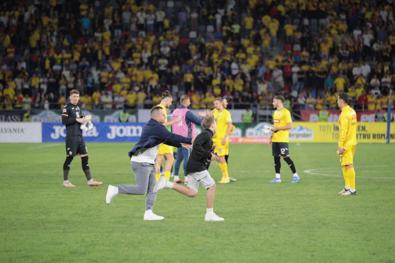 Ghencea, invadată de copii. Ianis Hagi, Virgil Ghiță, Răzvan Marin și Alex Chipciu s-au jucat pe iarbă, după meciul cu Lituania_5