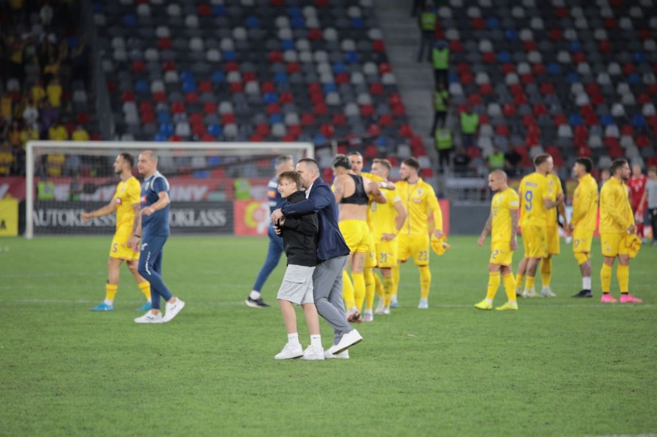Ghencea, invadată de copii. Ianis Hagi, Virgil Ghiță, Răzvan Marin și Alex Chipciu s-au jucat pe iarbă, după meciul cu Lituania_6