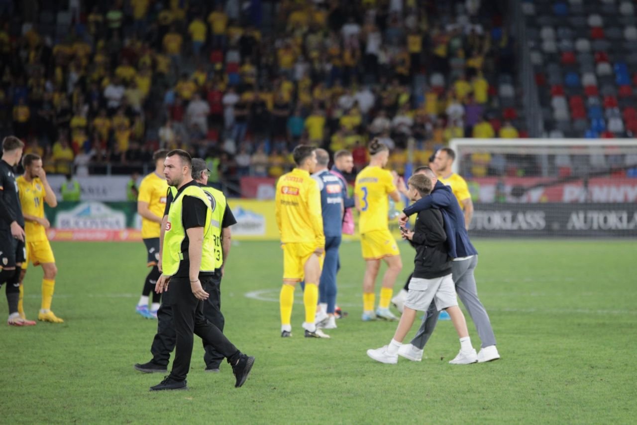 Ghencea, invadată de copii. Ianis Hagi, Virgil Ghiță, Răzvan Marin și Alex Chipciu s-au jucat pe iarbă, după meciul cu Lituania_7