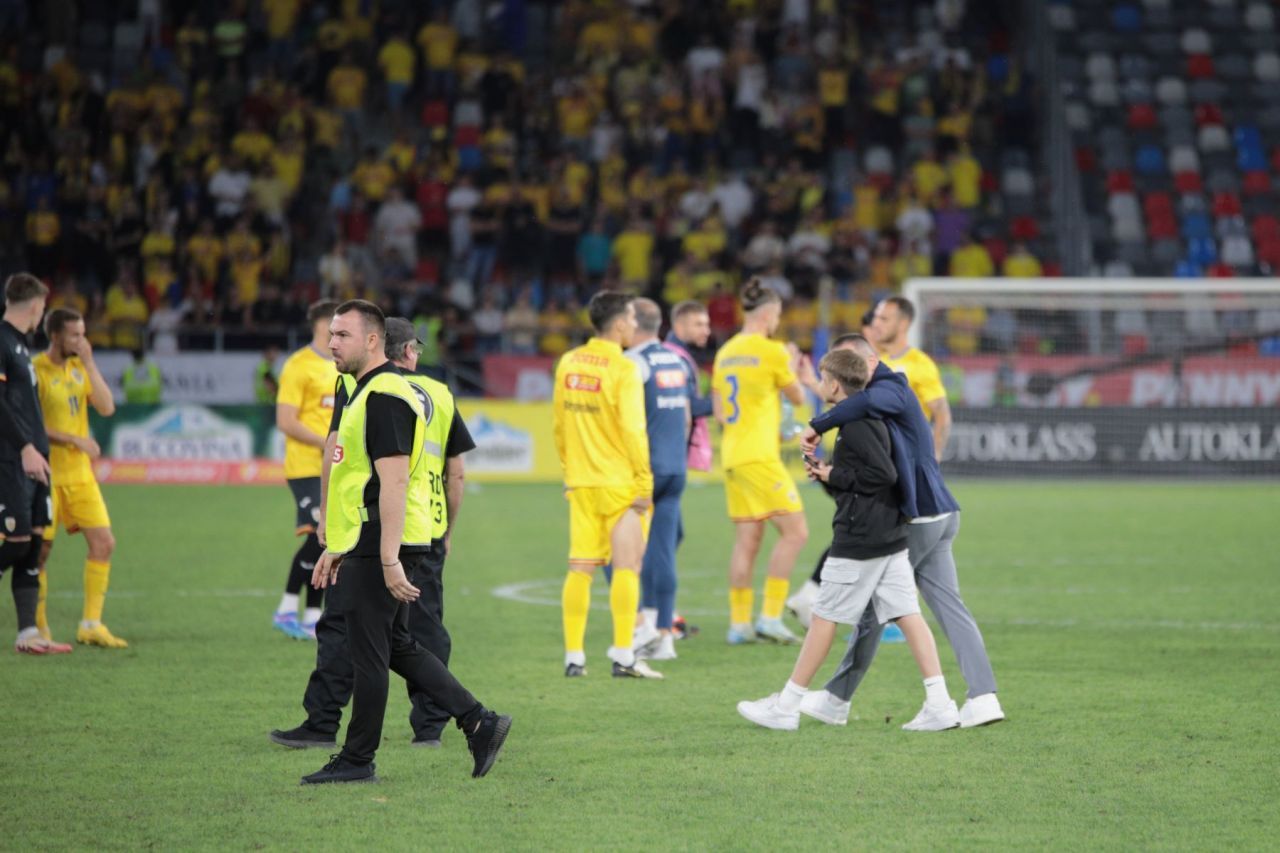 Ghencea, invadată de copii. Ianis Hagi, Virgil Ghiță, Răzvan Marin și Alex Chipciu s-au jucat pe iarbă, după meciul cu Lituania_7