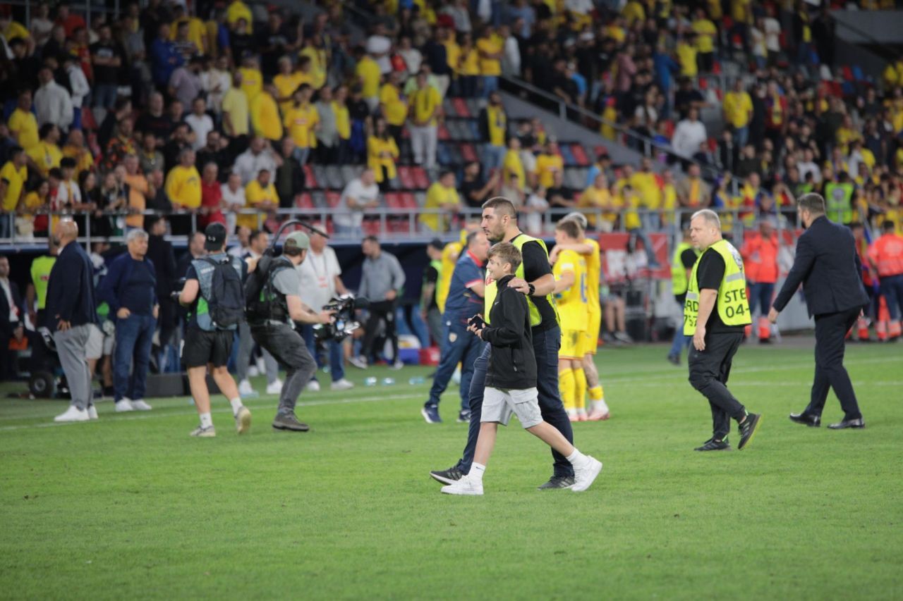 Ghencea, invadată de copii. Ianis Hagi, Virgil Ghiță, Răzvan Marin și Alex Chipciu s-au jucat pe iarbă, după meciul cu Lituania_8