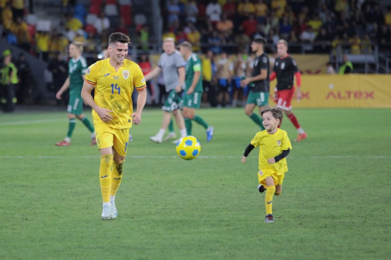 Ghencea, invadată de copii. Ianis Hagi, Virgil Ghiță, Răzvan Marin și Alex Chipciu s-au jucat pe iarbă, după meciul cu Lituania_9