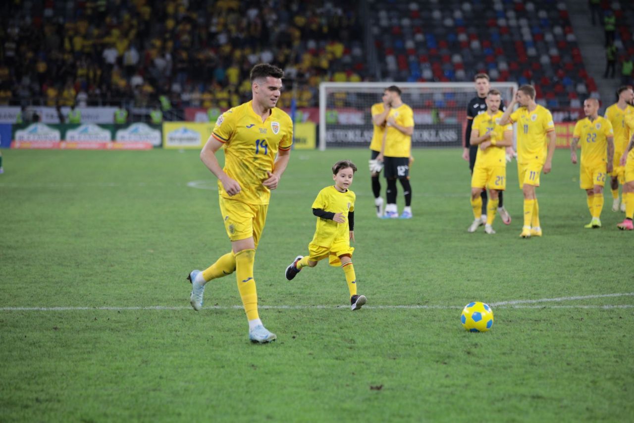 Ghencea, invadată de copii. Ianis Hagi, Virgil Ghiță, Răzvan Marin și Alex Chipciu s-au jucat pe iarbă, după meciul cu Lituania_10