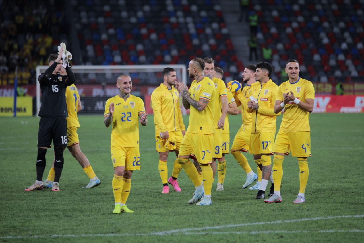 Ghencea, invadată de copii. Ianis Hagi, Virgil Ghiță, Răzvan Marin și Alex Chipciu s-au jucat pe iarbă, după meciul cu Lituania_12