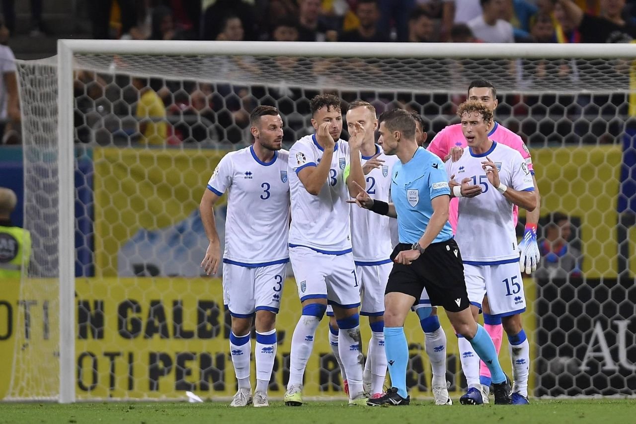 Kosovarii au făcut scandal după &icirc;nfr&acirc;ngerea &icirc;n fața Rom&acirc;niei: Vă rup picioarele!