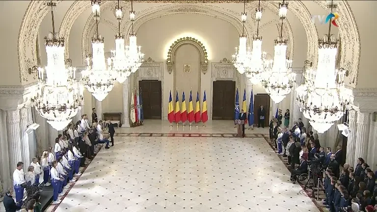 Gafă uriașă a lui Klaus Iohannis la ceremonia de premiere a sportivilor medaliați la Paris (11/09/2024)