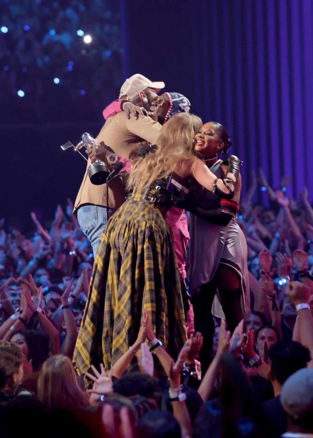A făcut spectacol alături de Taylor Swift la MTV Music Awards. Apariție incendiară pentru Jordan Chiles_3