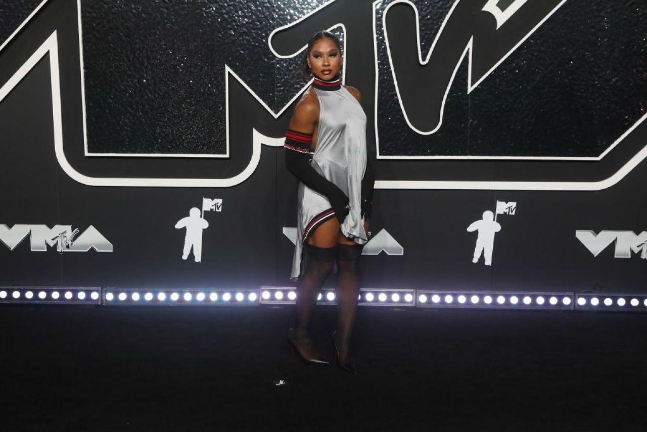 A făcut spectacol alături de Taylor Swift la MTV Music Awards. Apariție incendiară pentru Jordan Chiles_7