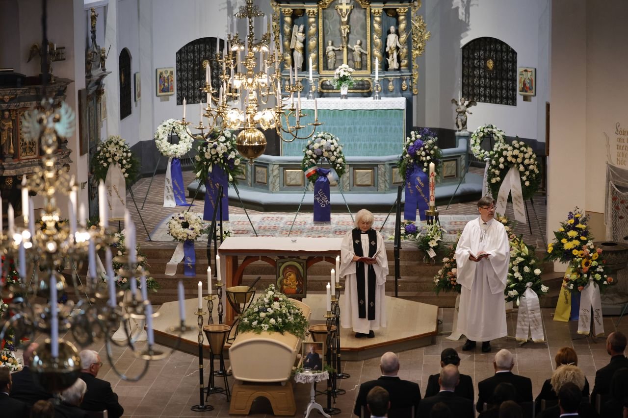 Sven-Goran Eriksson a fost înmormântat. Tatăl său și David Beckham, printre cei 600 de oameni prezenți la funeralii_5